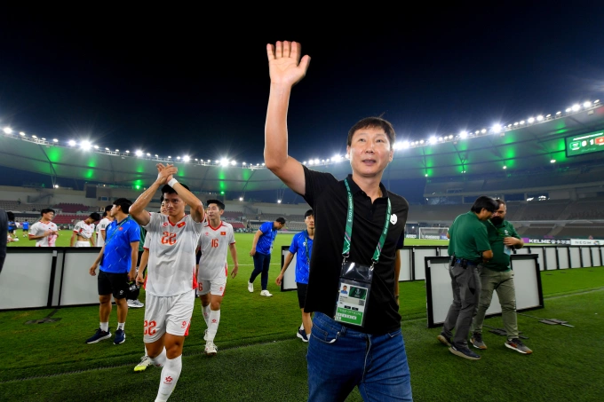 HLV Kim Sang-sik (áo đen) chào người hâm mộ sau khi cùng Việt Nam thắng Arab Saudi 1-0 ở lượt cuối bảng A VCK U23 châu Á 2026, trên sân Prince Abdullah Al Faisal ở Jeddah, Arab Saudi ngày 12/1/2026. Ảnh: AFC
