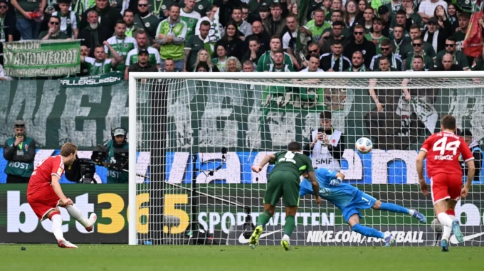 Harry Kane đá hỏng phạt đền trong trận Bayern thắng Wolfsburg 1-0 ở vòng 33 Bundesliga ngày 9/5/2026. Ảnh: Bundesliga