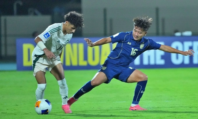 Cầu thủ Thái Lan (áo xanh) trong trận thua Arab Saudi tại lượt hai bảng A U17 châu Á trên sân King Abdullah Sports City Hall, thành phố Jeddah, Arab Saudi tối 9/5/2026. Ảnh: FAT