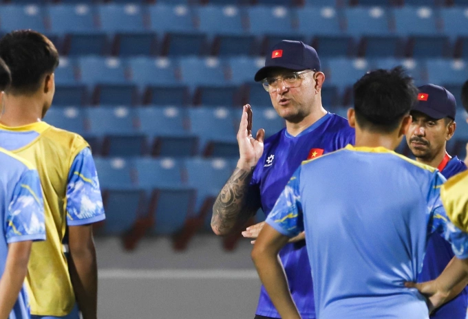 HLV Roland chỉ đạo các cầu thủ Việt Nam trên sân tập ở giải U17 châu Á 2026. Ảnh: Đoàn Huynh