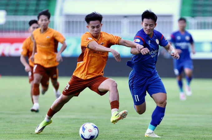 Tiền vệ Hoàng Vĩnh Nguyên (23) tranh bóng cùng Nguyễn Thanh Nhàn (11) khi HAGL tiếp PVF-CAND ở vòng 22 V-League 2025-2026, chiều 10/5. Tiền vệ Hoàng Vĩnh Nguyên tranh bóng cùng Nguyễn Thanh Nhàn