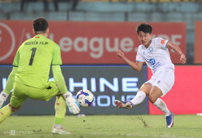 Tiền đạo Nam Định Trần Ngọc Sơn dứt điểm gỡ hòa 1-1 ở phút 17. Ảnh: Hoàng Huynh Tiền đạo Nam Định Trần Ngọc Sơn gỡ hòa