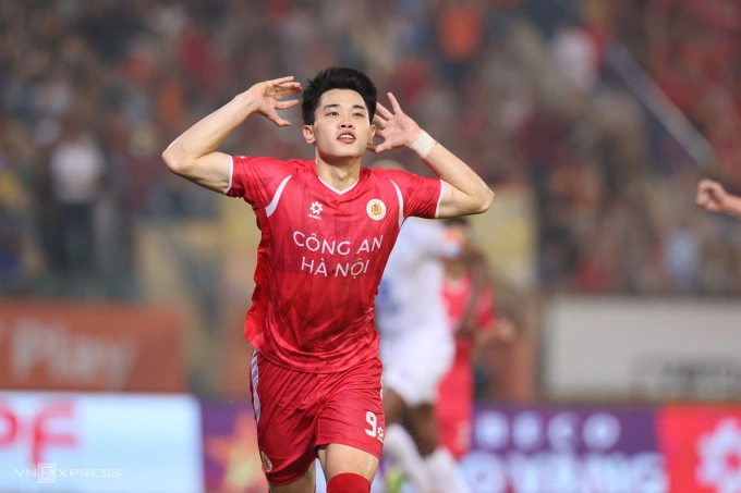 Tiền đạo Công an Hà Nội Nguyễn Đình Bắc mừng bàn ấn định chiến thắng 3-2 trước Nam Định ở vòng 22 V-League 2025-2026, trên sân Hàng Đẫy ở Hà Nội ngày 10/5/2026. Ảnh: Hoàng Huynh Tiền đạo Công an Hà Nội Nguyễn Đình Bắc ăn mừng bàn thắng