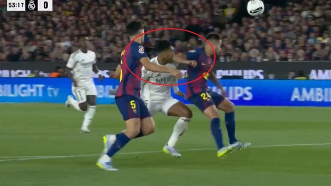 Pha vung cùi chỏ của Garcia vào mặt Bellingham ở phút 53 trận El Clasico. Ảnh chụp màn hình