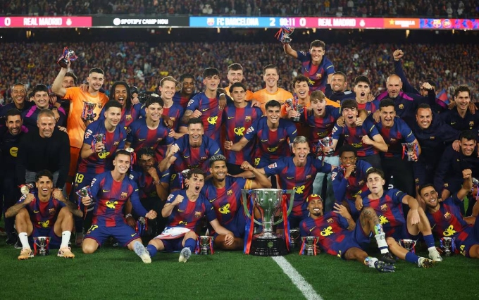 Cancelo (hàng ngồi, bên trái) cùng Barca đăng quang La Liga sau trận thắng Real 2-0 tối 10/5. Ảnh: Reuters