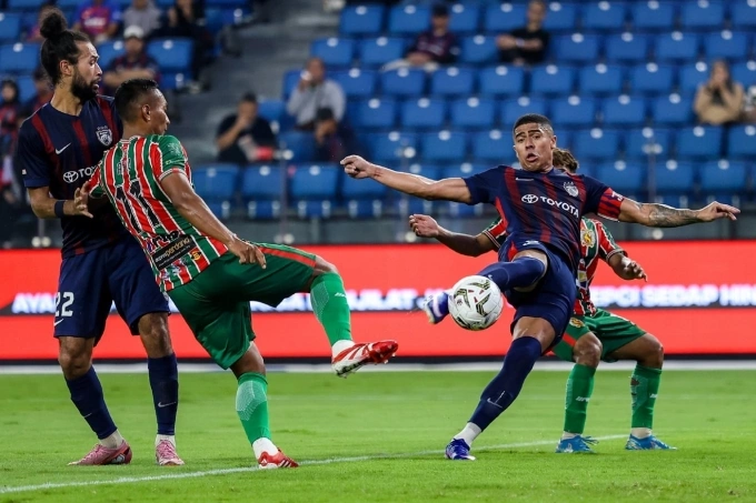 JDT (áo xanh đỏ) trong trận thắng Kelantan ở vòng cuối giải VĐQG Malaysia tối 10/5/2026. Ảnh: Bernama