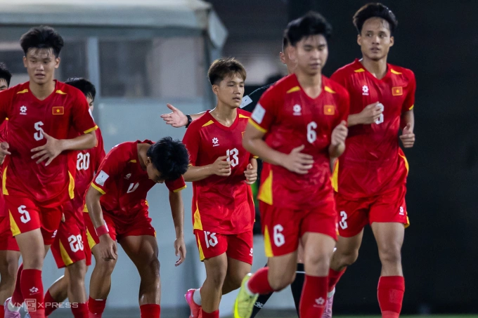 Việt Nam (áo đỏ) thua Hàn Quốc 1-4 ở lượt hai bảng C U17 châu Á 2026, trên sân thuộc King Abdullah Sports City ở Arab Saudi ngày 10/5/2026. Ảnh: Sông Hoa