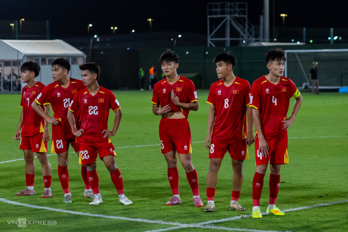 Cầu thủ Việt Nam (áo đỏ) thất vọng sau khi thua Hàn Quốc 1-4 ở lượt hai bảng C U17 châu Á 2026, trên sân thuộc King Abdullah Sports City ở Arab Saudi ngày 10/5/2026. Ảnh: Sông Hoa