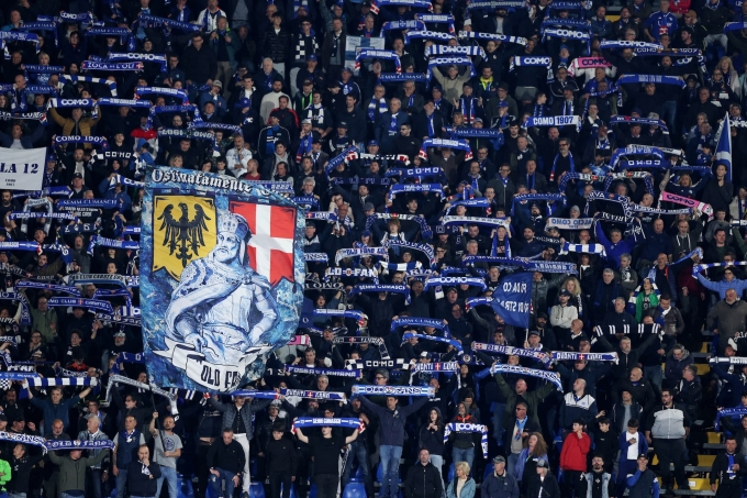 CĐV Como trên khán đài sân Giuseppe Sinigaglia trong trận gặp Inter Milan tại Serie A ngày 12/4/2026. Ảnh: Reuters