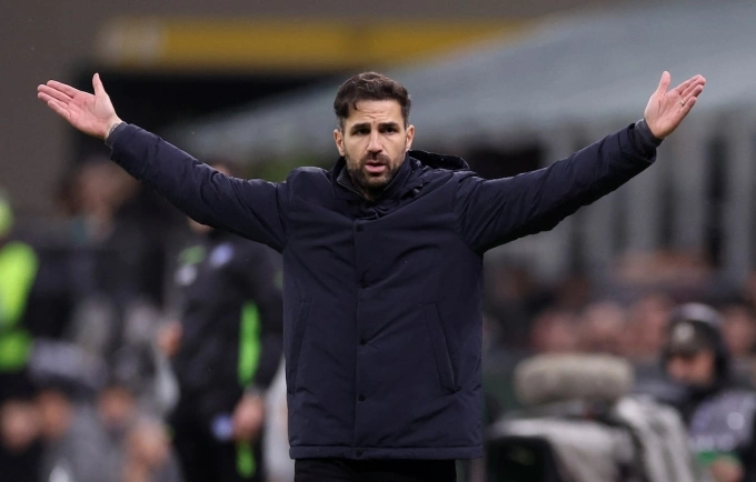 HLV Cesc Fabregas phản ứng trong trận Como gặp AC Milan trên sân San Siro, thành phố Milan, Italy ngày 15/3/2025. Ảnh: Reuters