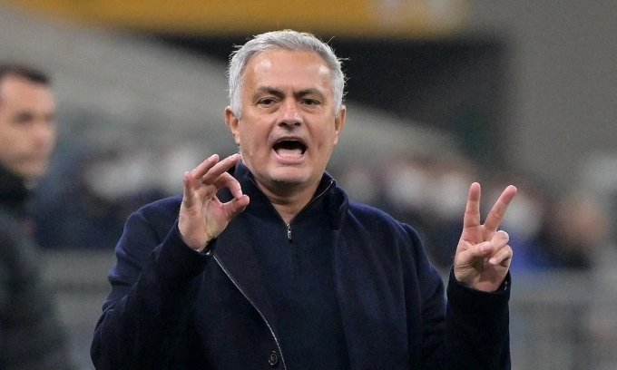 HLV Jose Mourinho phản ứng trong trận AS Roma gặp Inter Milan ở tứ kết Cup Italy trên sân San Siro, thành phố Milan, Italy ngày 8/2/2022. Ảnh: Reuters