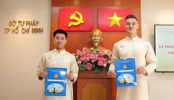 Khoa Ngô và Patrick Lê Giang nhận quốc tịch Việt Nam Khoa Ngô và Patrick Lê Giang nhận quốc tịch tại TP HCM