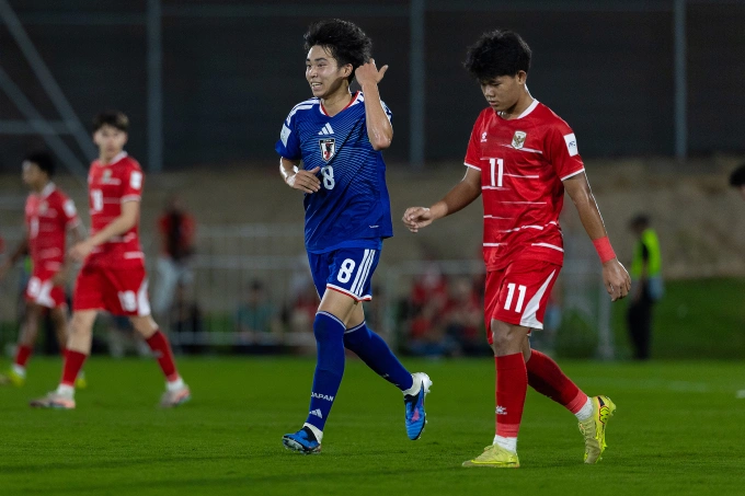 Nhật Bản (áo xanh) thắng Indonesoa 3-1 ở lượt cuối bảng B U17 châu Á 2026, trên sân tập King Abdullah Sports City ở Arab Saudi ngày 12/5/2026. Ảnh: AFC