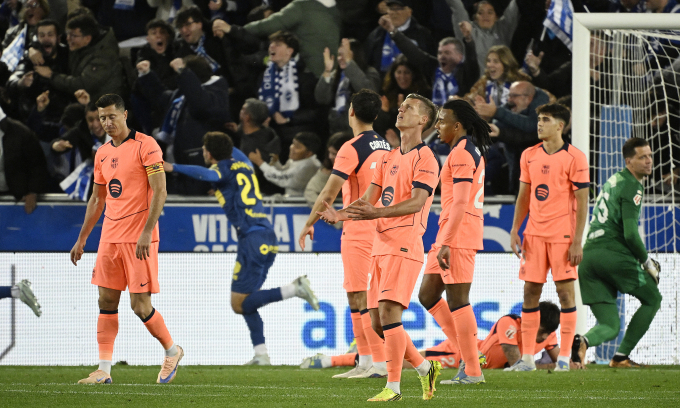Lewandowski và đồng đội thất vọng sau khi Ibrahim Diabate ghi bàn trong trận Barca thua Alaves 0-1 trên sân Mendizorroza, Vitoria, Tây Ban Nha ở vòng 36 La Liga ngày 13/5/2026. Ảnh: AFP