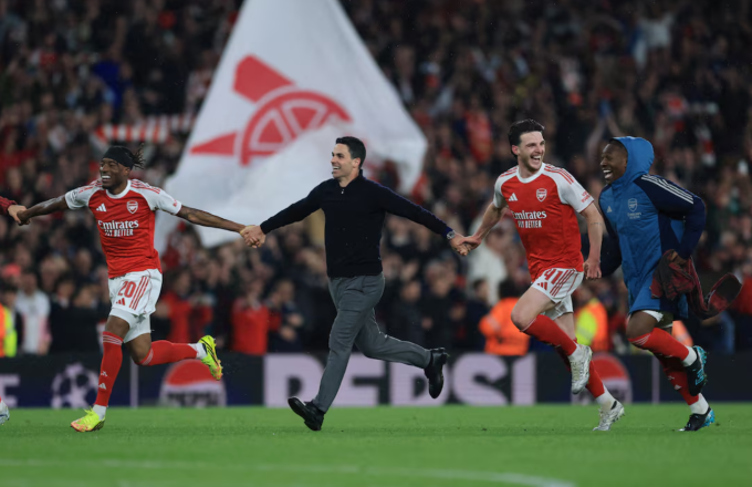 Noni Madueke, HLV Mikel Arteta, Declan Rice và Eberechi Eze vui mừng sau chiến thắng tại bán kết Champions League trên sân Emirates Noni Madueke, HLV Mikel Arteta, Declan Rice và Eberechi Eze ăn mừng