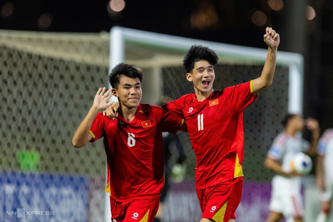 Tiền vệ Việt Nam Nguyễn Minh Thủy (số 9) mừng bàn nâng tỷ số lên 2-1 cùng Nguyễn Văn Dương trong trận thắng UAE 3-2 ở lượt cuối bảng C U17 châu Á 2026, trên sân King Abdullah Sports City ở Arab Saudi ngày 14/5/2026. Ảnh: Sông Hoa