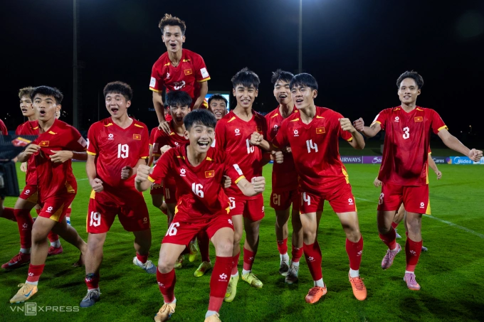 Cầu thủ Việt Nam ăn mừng sau khi hạ UAE 3-2 tại lượt cuối bảng C U17 châu Á 2026, trên sân King Abdullah Sports City tại Arab Saudi ngày 14/5/2026, để giành vé vào tứ kết U17 châu Á và vé dự U17 World Cup 2026. Ảnh: Sông Hoa