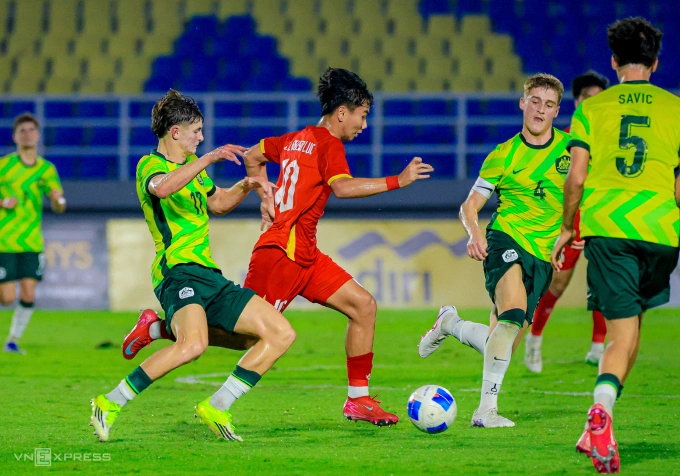 Tiền vệ Việt Nam Chu Ngọc Nguyễn Lực (áo đỏ) thi đấu trong trận thắng Australia 2-1 tại bán kết U17 Đông Nam Á 2026, trên sân Gelora Delta ở Indonesia ngày 22/4/2026. Ảnh: Đoàn Huynh