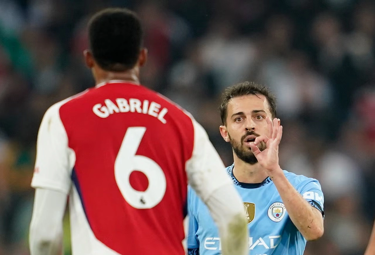 Silva từng làm ngón tay biểu thị con số 0 hướng về phía Gabriel của Arsenal vào tháng 9/2024. Ảnh: AP