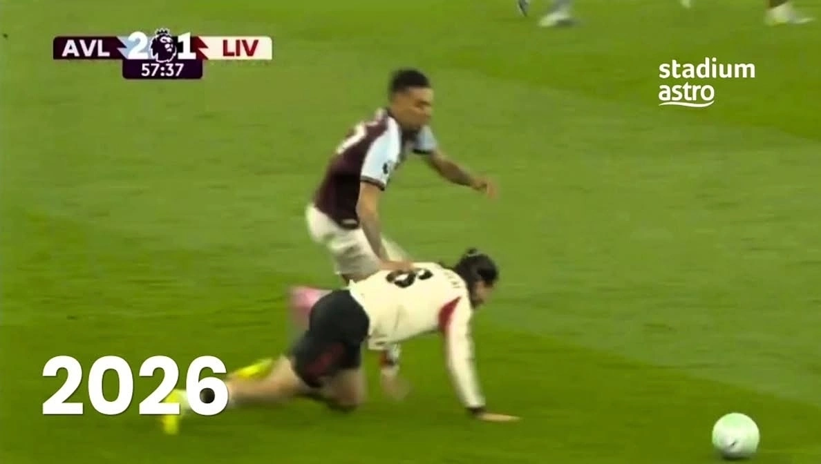 Szoboszlai (áo trắng) vấp chân ngã, tạo điều kiện cho đối thủ ghi bàn trong trận Aston Villa 4-2 Liverpool ở vòng 37 Ngoại hạng Anh trên sân Villa Park tối 15/5/2026. Ảnh chụp màn hình