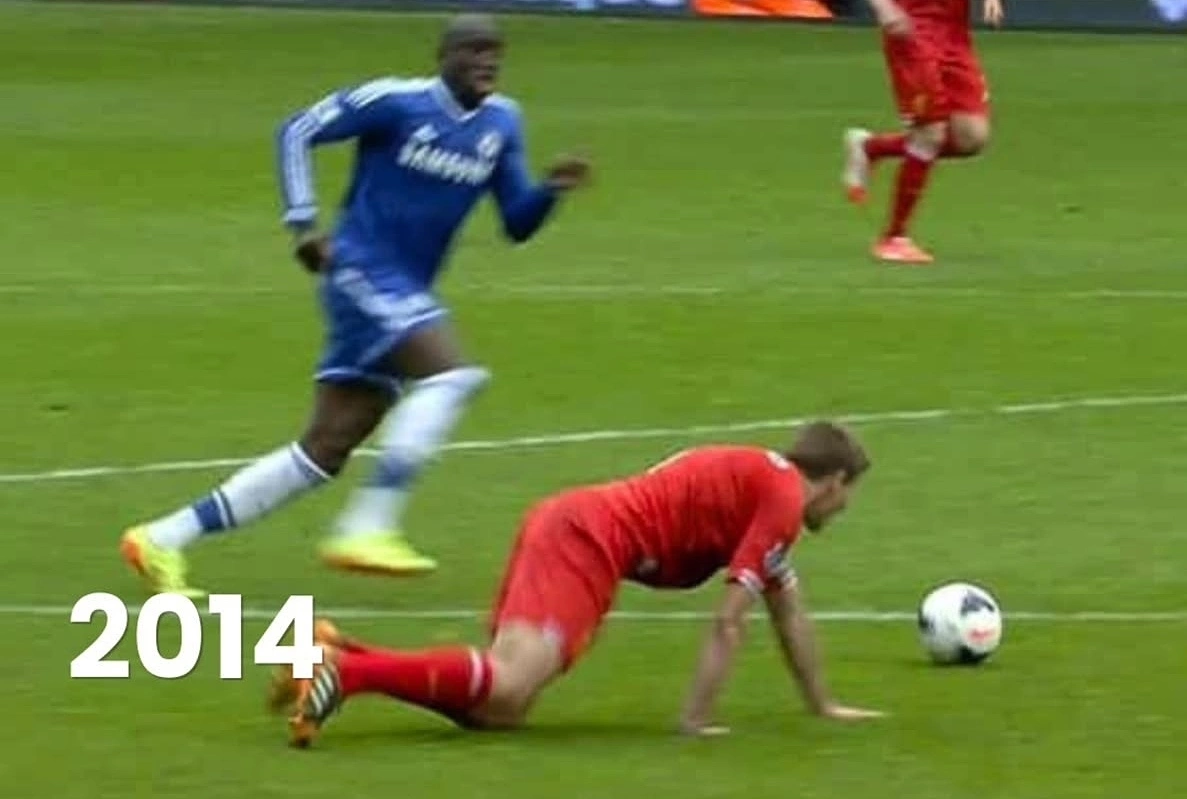 Gerrard vấp chân ngã dẫn đến bàn thua trong trận Liverpool 0-2 Chelsea cuối Ngoại hạng Anh mùa 2013-1014 trên sân Anfield. Ảnh chụp màn hình