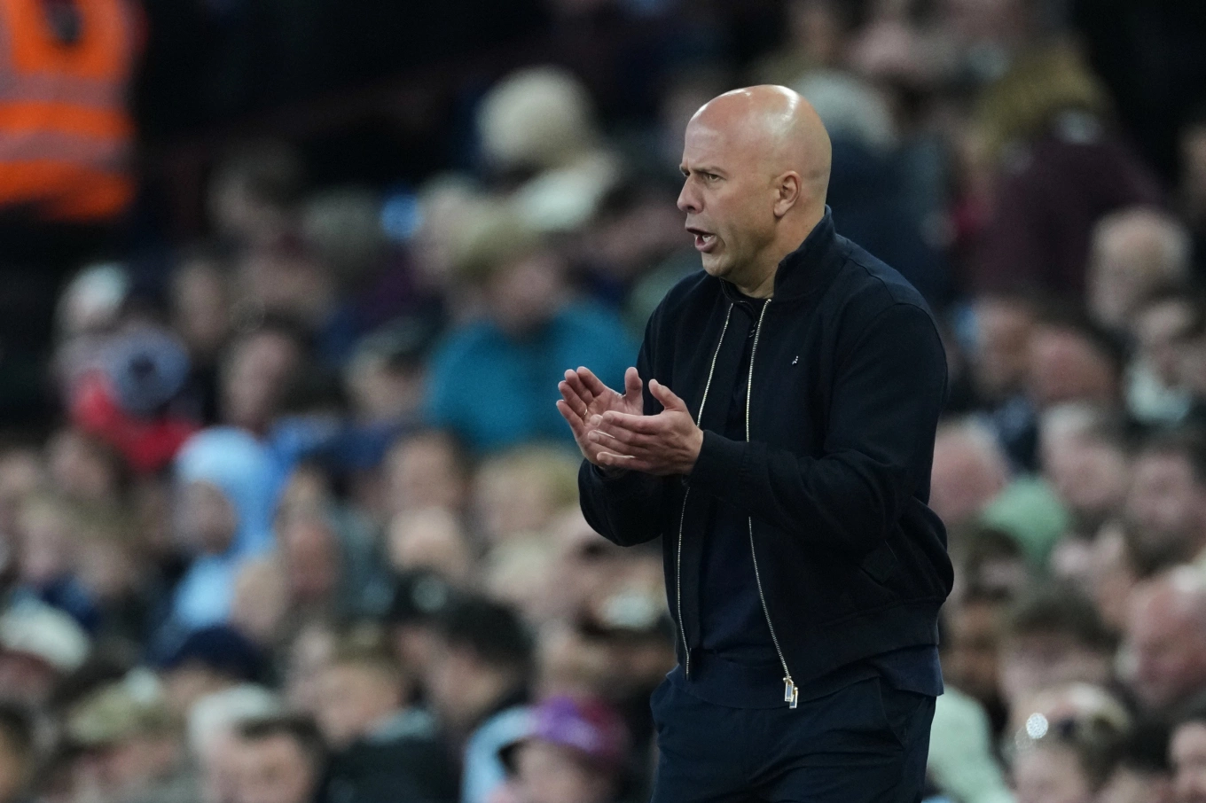 HLV Arne Slot của Liverpool phản ứng trong trận thua Aston Villa 2-4 ở vòng áp chót Ngoại hạng Anh trên sân Villa Park, thành phố Birmingham, Anh ngày 15/5/2026. Ảnh: AP