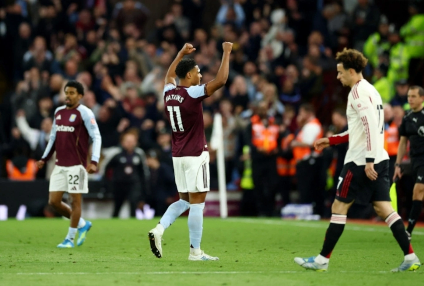 Cầu thủ Aston Villa (áo đỏ sẫm) mừng chiến thắng trước Liverpool. Ảnh: Reuters