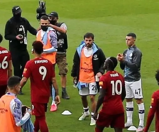 Khoảnh khắc Silva không vỗ tay chúc mừng tân vương Liverpool vào tháng 7/2020. Ảnh: The Times