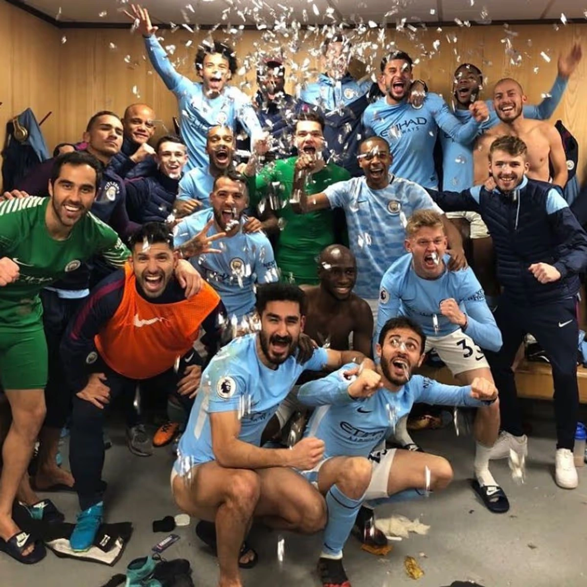 Hình ảnh các cầu thủ Man City ăn mừng trong phòng thay đồ ở sân Old Trafford sau trận thắng derby 2-1 vào tháng 12/2017. Ảnh: Twitter/Leroy Sane