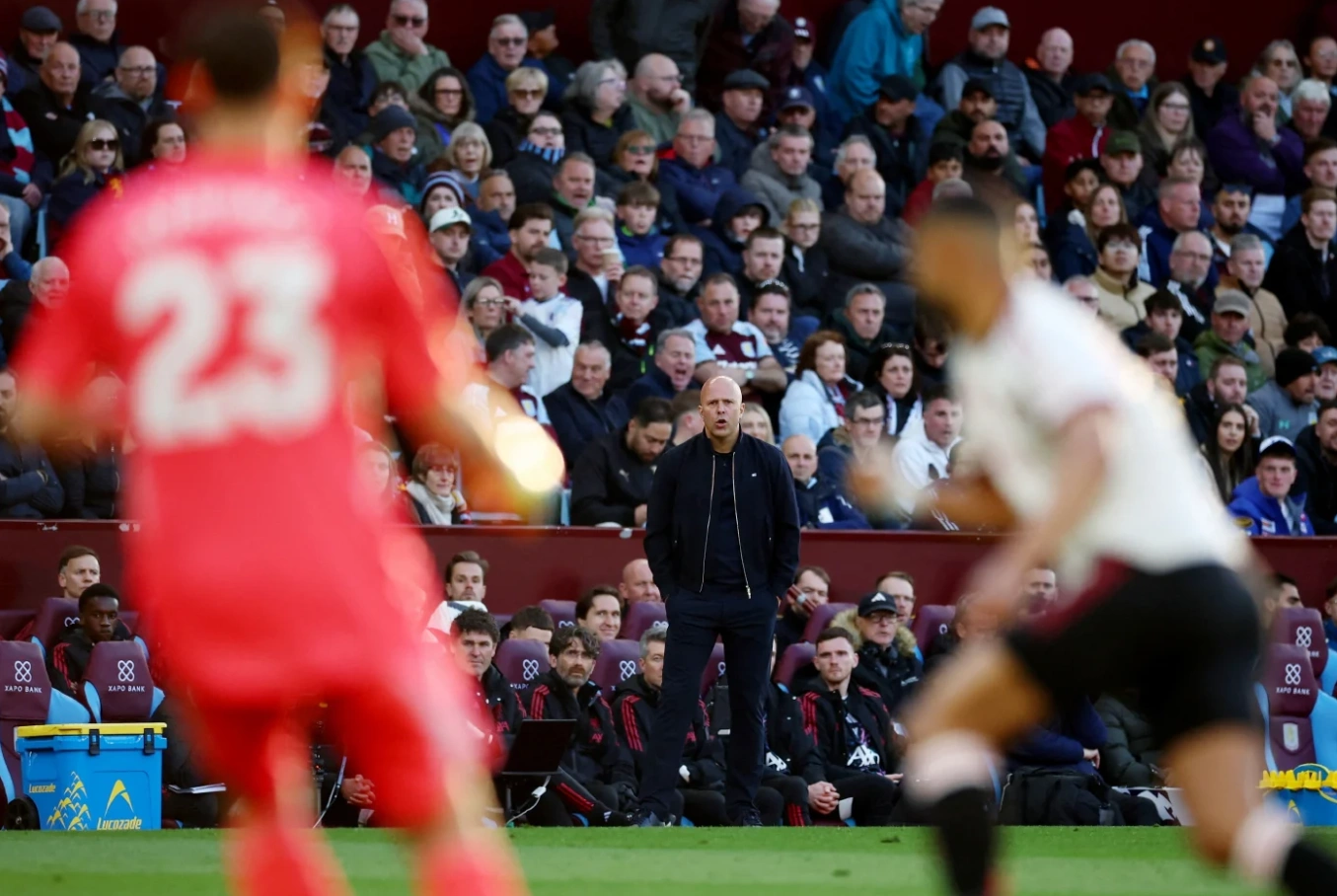 HLV Arne Slot quan sát ngoài đường biên trận Liverpool thua Aston Villa 2-4 ở vòng 37 Ngoại hạng Anh tại Villa Park, Aston, Birmingham, Anh ngày 15/5/2026. Ảnh: Reuters