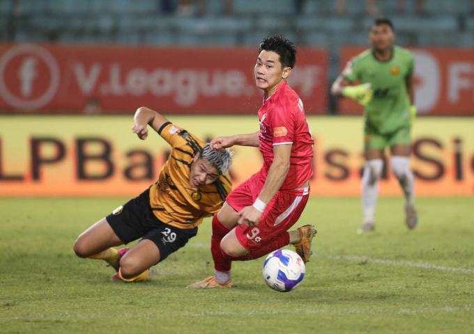 Tiền đạo Công an Hà Nội Nguyễn Đình Bắc (áo đỏ) thi đấu trong trận thắng Thanh Hóa 2-0 ở vòng 23 V-League 2025-2026 Tiền đạo Nguyễn Đình Bắc trong trận đấu với Thanh Hóa