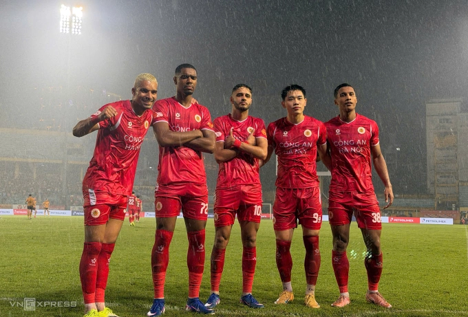 Tiền đạo Alan Sebastiao (thứ hai từ trái sang) của Công an Hà Nội mừng bàn thắng trên chấm phạt đền trong trận thắng Thanh Hóa 1-0 ở vòng 23 V-League 2025-2026, trên sân Hàng Đẫy ở Hà Nội ngày 17/5/2026. Ảnh: Hoàng Huynh Alan Sebastiao ăn mừng bàn thắng trên chấm phạt đền