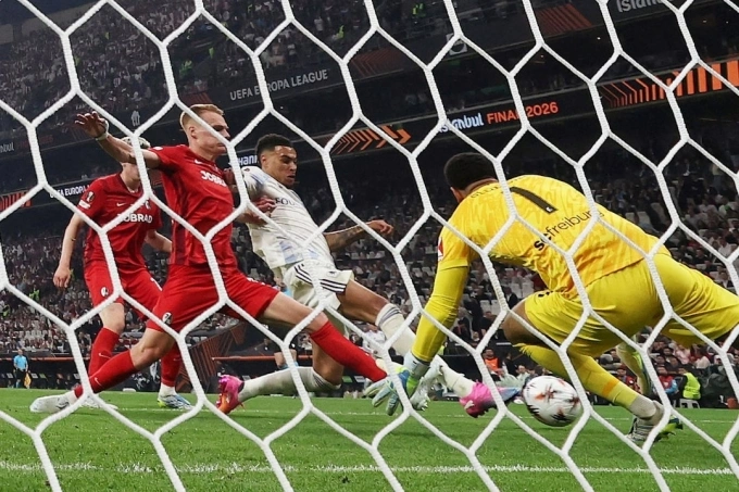 Rogers (trắng) ghi bàn ấn định chiến thắng 3-0 cho Aston Villa tại Besiktas Park. Morgan Rogers ghi bàn cho Aston Villa