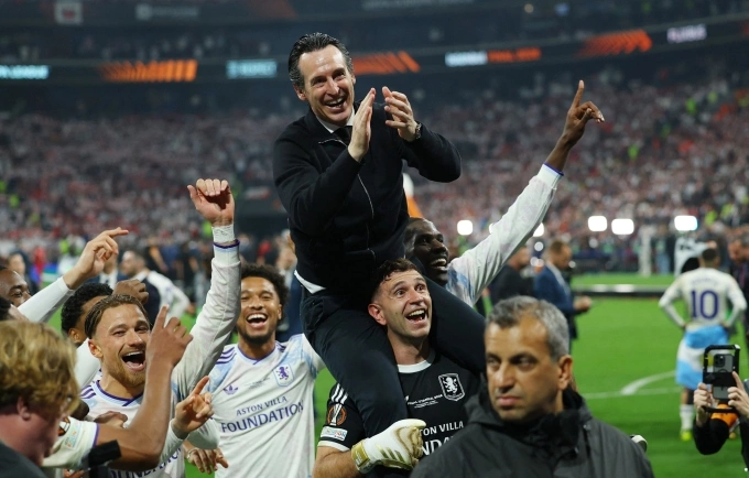 Thủ môn Emiliano Martinez công kênh HLV Unai Emery ăn mừng chức vô địch Europa League. HLV Unai Emery ăn mừng cùng các cầu thủ