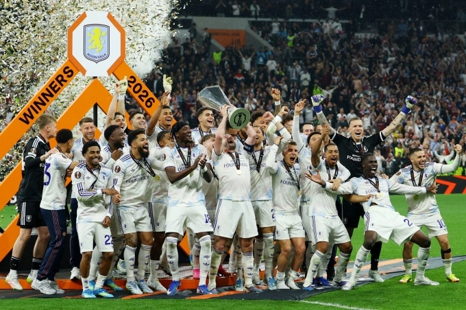 Cầu thủ Aston Villa mừng danh hiệu Europa League, trên sân Besiktas Park, Istanbul, Thổ Nhĩ Kỳ hôm 20/5. Cầu thủ Aston Villa ăn mừng chức vô địch Europa League