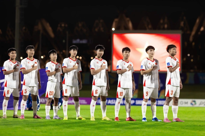 Cầu thủ Việt Nam chào cờ và hát quốc ca trước trận thắng Yemen 1-0 ở lượt ra quân bảng C U17 châu Á 2026, trên sân King Abdullah Sports City ở Arab Saudi ngày 7/5/2026. Ảnh: Đoàn Huynh
