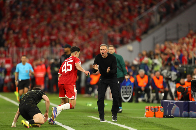 HLV Enrique hô hào, chỉ đạo các học trò trong trận PSG hòa Bayern 1-1 ở lượt về bán kết Champions League trên sân Allianz, Munich, Đức ngày 6/5/2026. Ảnh: Reuters HLV Enrique chỉ đạo trận PSG đấu Bayern tại bán kết Champions League 2026