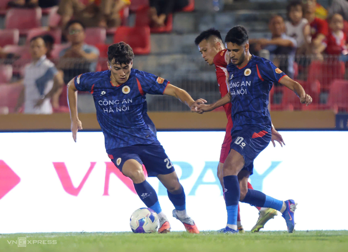 Hậu vệ Việt kiều gốc Anh Brando Ly (trái) thi đấu trong trận Công an Hà Nội hòa Hà Tĩnh 1-1 ở vòng 24 V-League 2025-2026, trên sân Hà Tĩnh ngày 24/5/2026. Hậu vệ Việt kiều gốc Anh Brando Ly trong trận Công an Hà Nội hòa Hà Tĩnh