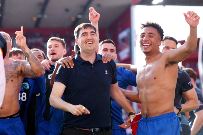 HLV trưởng Bournemouth Andoni Iraola ăn mừng cùng các học trò sau trận hòa Nottingham Forest. HLV Andoni Iraola và các cầu thủ Bournemouth mừng chiến tích