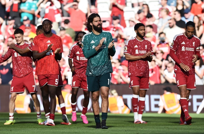 Các cầu thủ Liverpool tri ân CĐV tại Anfield sau trận hòa Brentford 1-1 ở vòng 38 Ngoại hạng Anh 2025-2026. Liverpool tri ân CĐV sau trận hòa Brentford