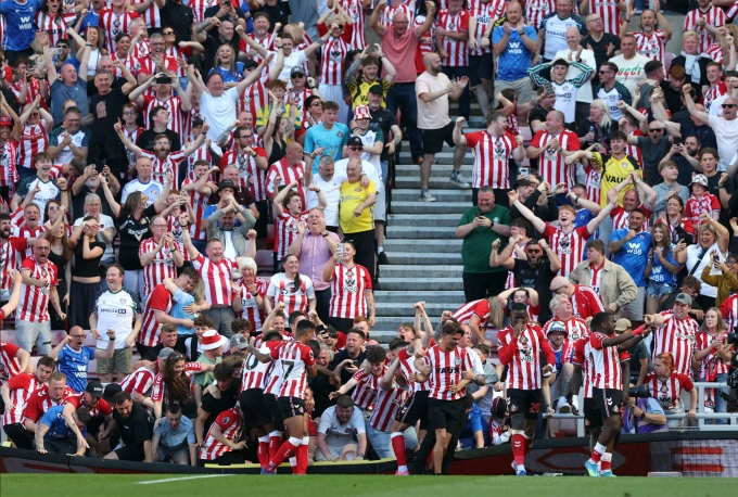 Các cầu thủ Sunderland ăn mừng sau khi Malo Gusto của Chelsea đốt lưới nhà. Sunderland ăn mừng chiến thắng trước Chelsea