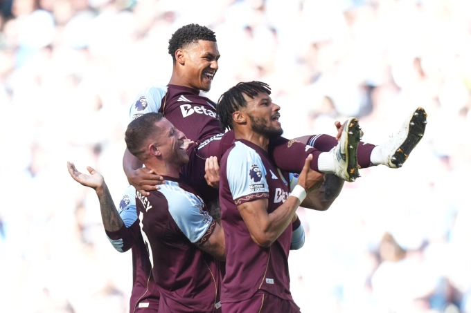 Các đồng đội cõng tiền đạo Ollie Watkins của Aston Villa sau khi anh ghi bàn trong trận Ngoại hạng Anh gặp Man City tại sân Etihad, Manchester, Anh ngày 24/5/2026. Ollie Watkins ghi bàn cho Aston Villa tại Etihad