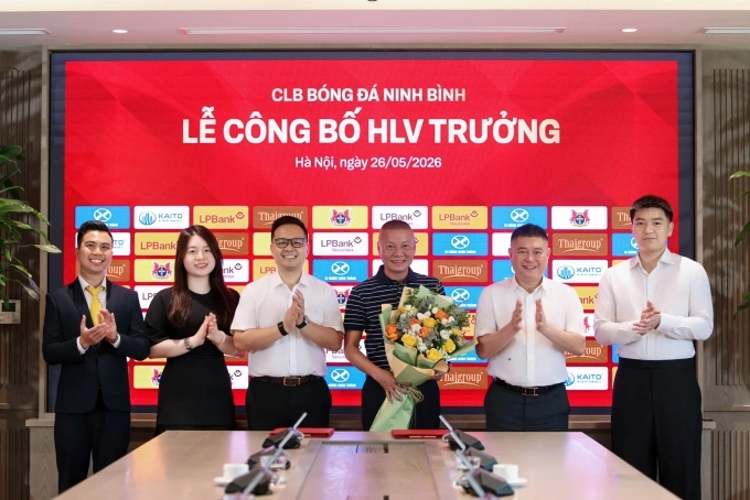HLV Chu Đình Nghiêm tại lễ công bố HLV Chu Đình Nghiêm (thứ ba từ phải sang) tại lễ công bố HLV trưởng CLB Ninh Bình ngày 26/5/2026