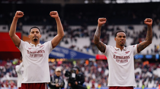 William Saliba (trái) và Gabriel Magalhaes ăn mừng sau trận Arsenal thắng West Ham 1-0 ở vòng 37 Ngoại hạng Anh trên sân vận động London, Anh ngày 10/5/2026. Ảnh: Reuters William Saliba và Gabriel Magalhaes ăn mừng chiến thắng