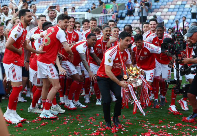 HLV Mikel Arteta và các cầu thủ Arsenal mừng chức vô địch Ngoại hạng Anh trên sân Selhurst Park, London, Anh ngày 24/5/2026. Ảnh: Reuters HLV Mikel Arteta và các cầu thủ Arsenal mừng chức vô địch Ngoại hạng Anh