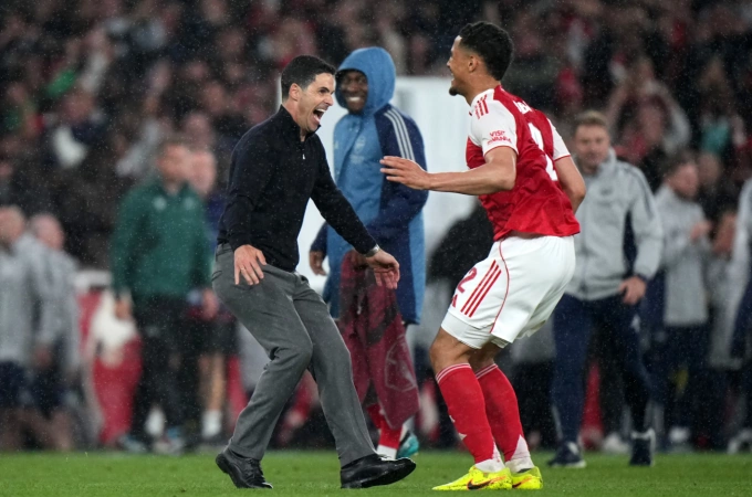 HLV Mikel Arteta chia vui với William Saliba sau trận thắng Atletico HLV Mikel Arteta (trái) chia vui với William Saliba sau trận Arsenal thắng Atletico 1-0 ở lượt về bán kết Champions League trên sân Emirates, London, Anh ngày 5/5/2026.