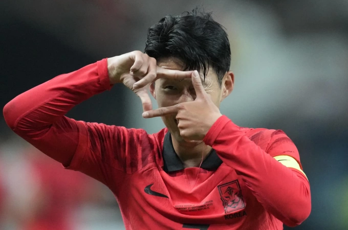 Son Heung-min mừng bàn trong trận giao hữu giữa Hàn Quốc và Cameroon tại sân vận động World Cup Seoul ở Seoul, Hàn Quốc ngày 27/9/2022. Ảnh: AP