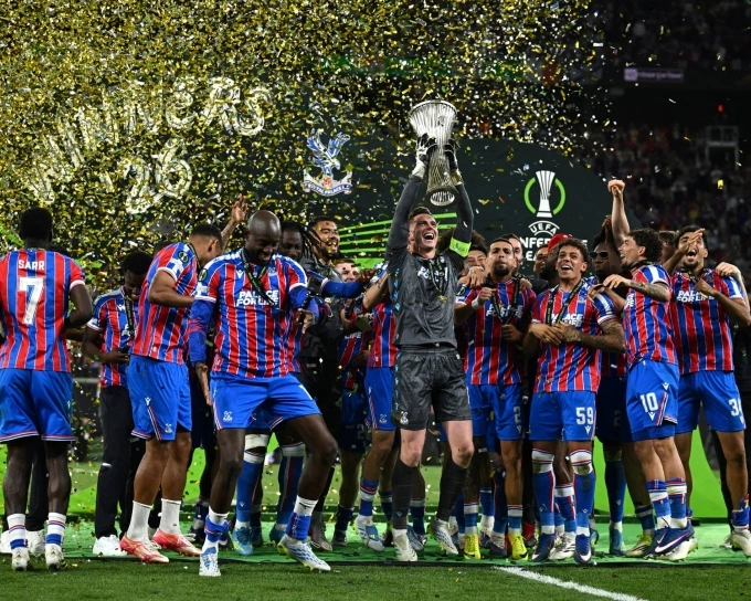Cầu thủ Crystal Palace mừng chức vô địch Conference League, trên sân Red Bull, Leipzig, Đức hôm 27/5. Cầu thủ Crystal Palace ăn mừng chiến thắng tại Red Bull Arena
