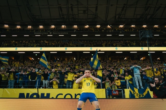 Viktor Gyokeres ăn mừng cùng CĐV Thụy Điển sau chiến thắng playoff World Cup 2026 Viktor ăn mừng bàn thắng tại World Cup 2026