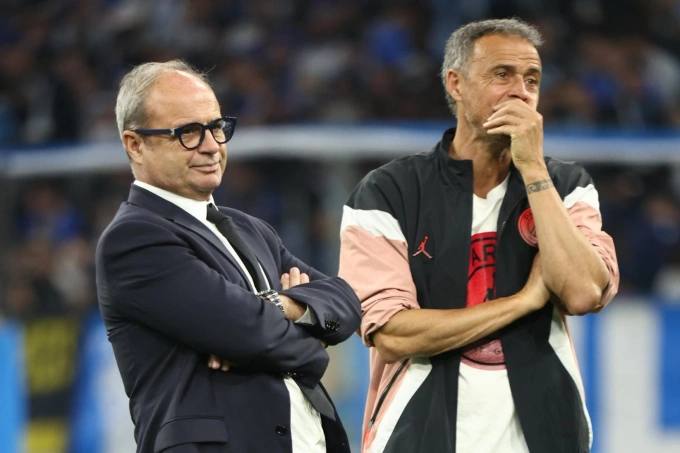 Cố vấn Thể thao Luis Campos và HLV Luis Enrique tại sân Velodrome trước trận thắng Marseille 3-0. Luis Campos và HLV Luis Enrique tại sân Velodrome
